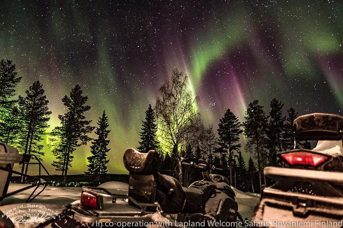hunting-northern-lights-by-snowmobiles-2