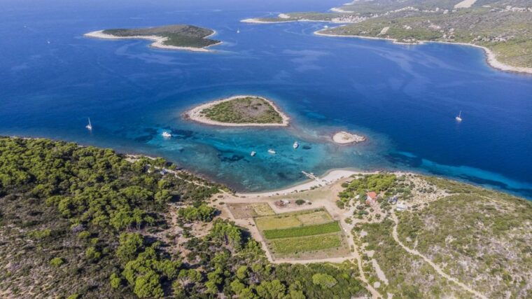 hvar-blue-and-green-caves-boat-tour-with-stiniva-beach