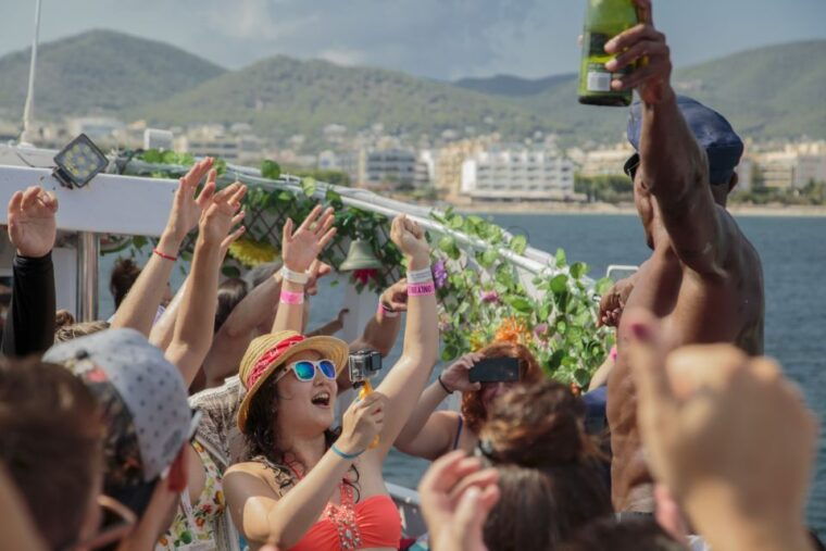 ibiza-hot-boat-party-with-open-bar