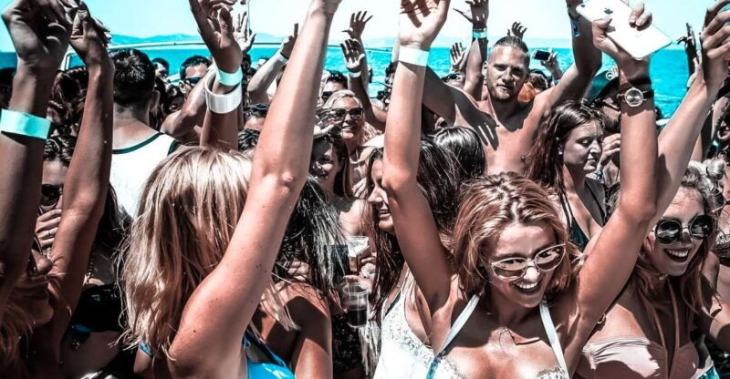 ibiza-sunset-boat-party-at-ibiza-boat-club-with-open-bar