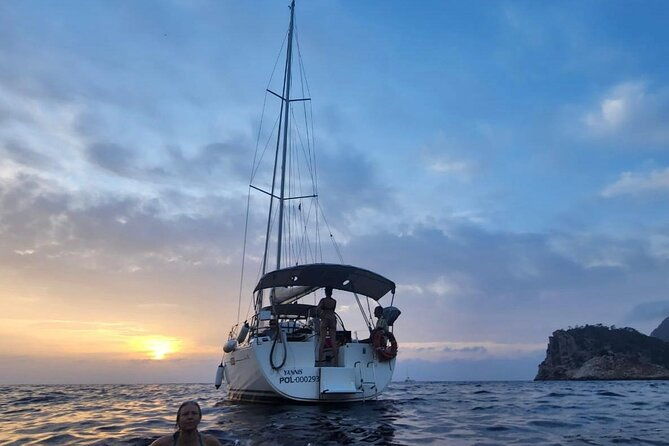 ibiza-sunset-boat-trip-with-appetizers-and-champagne-6-guests