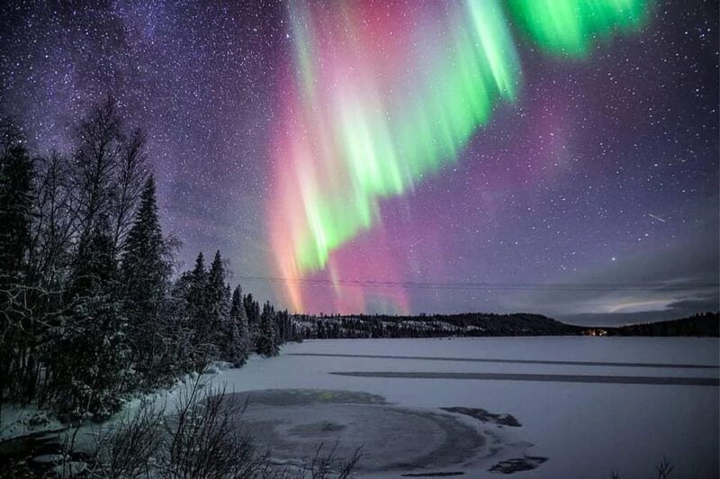 ice-floating-in-lapland-with-northern-lights