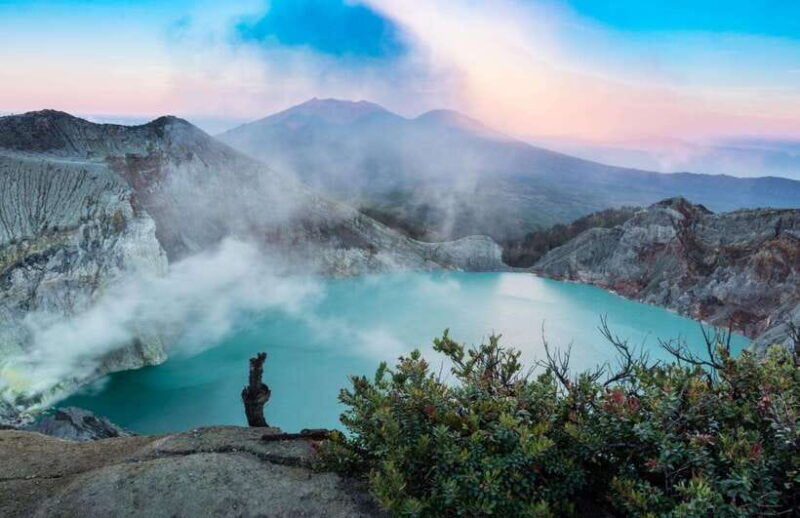ijen-crater-blue-flame-trek-volcano-sulfur-experience