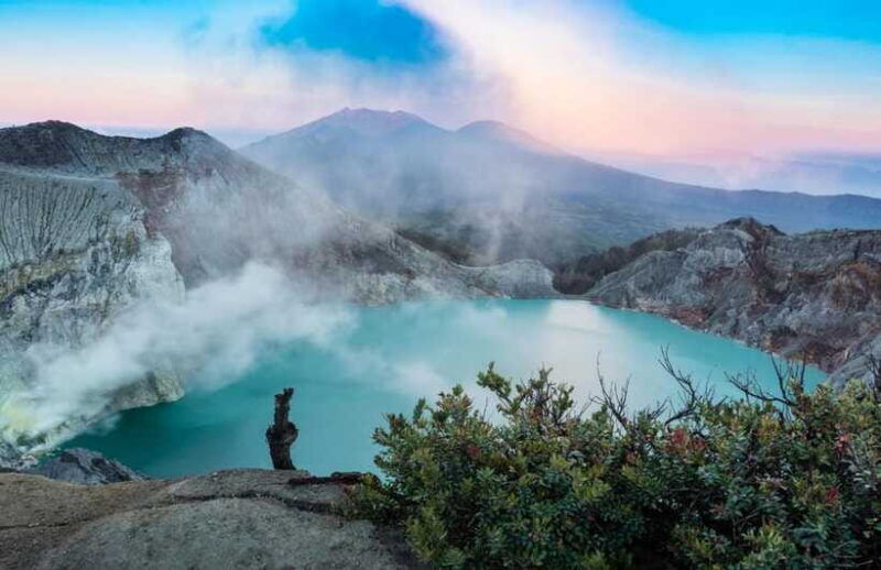 ijen-crater-blue-flame-trek-volcano-sulfur-experience