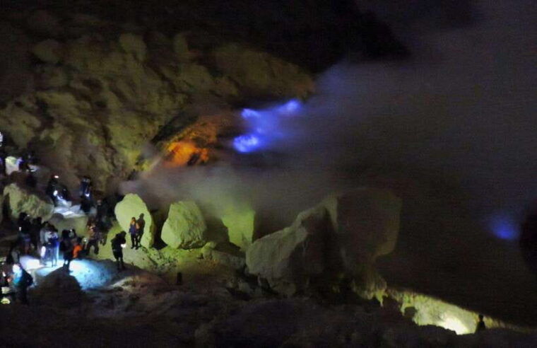 ijen-crater-blue-flame-trek-volcano-sulfur-experience