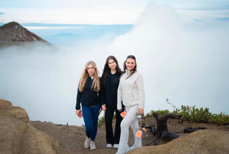 Ijen Midnight Tour With Experienced Guide - Key Points