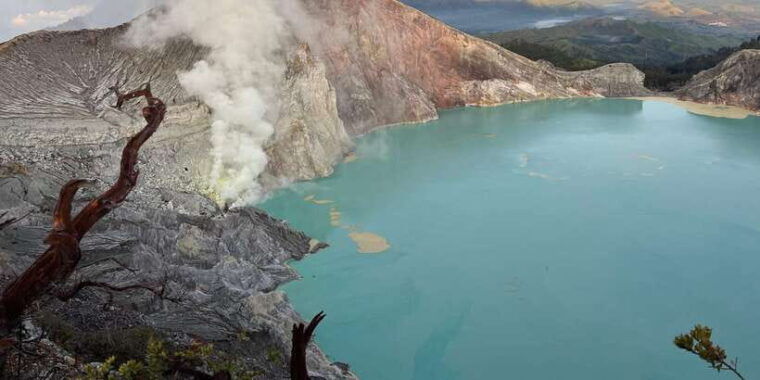ijen-volcano-tour-from-bali-24-hours-blue-fire-exploration
