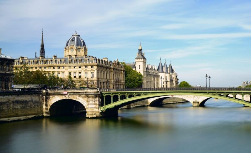 ile-de-la-cite-sainte-chapelle-and-the-conciergerie-tour
