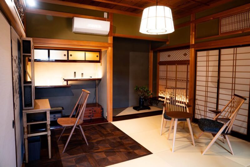 Immersive facial treatment in a Japanese space - Authenticity and Unique Benefits 