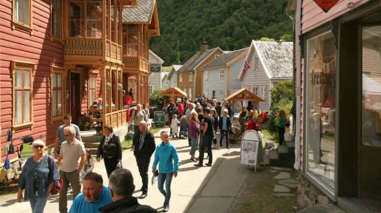 in-laerdal-guided-old-town-tour