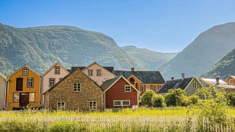 in-laerdal-guided-old-town-tour