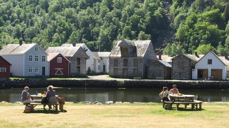 in-laerdal-guided-old-town-tour