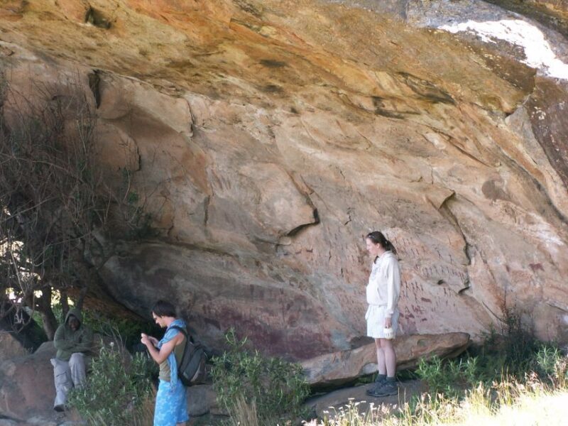 In the Footsteps of the Bushmen guided day hike to rock art - Key Points