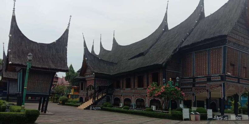 indonesia-miniature-in-park-and-jakarta-highlights-tour