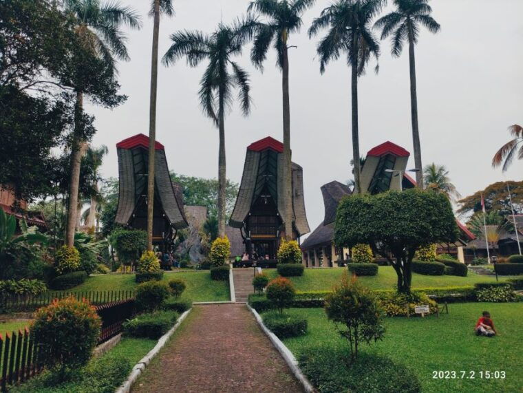 indonesia-miniature-in-park-and-jakarta-highlights-tour