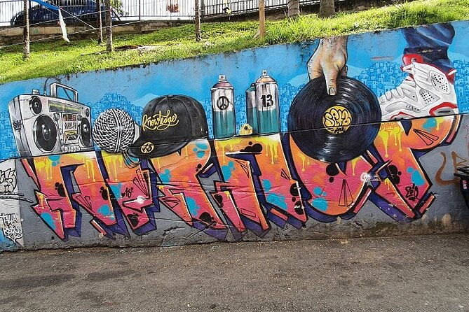 inside-the-real-comuna-13-and-graffiti-private-tour-from-medellin