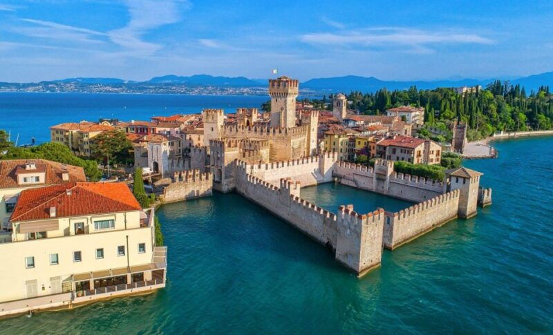 inspiring-family-walking-tour-in-sirmione