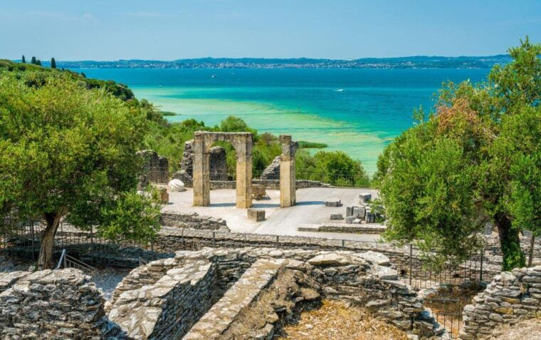 inspiring-family-walking-tour-in-sirmione