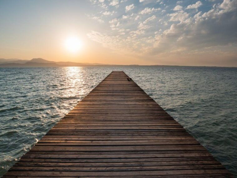 inspiring-family-walking-tour-in-sirmione