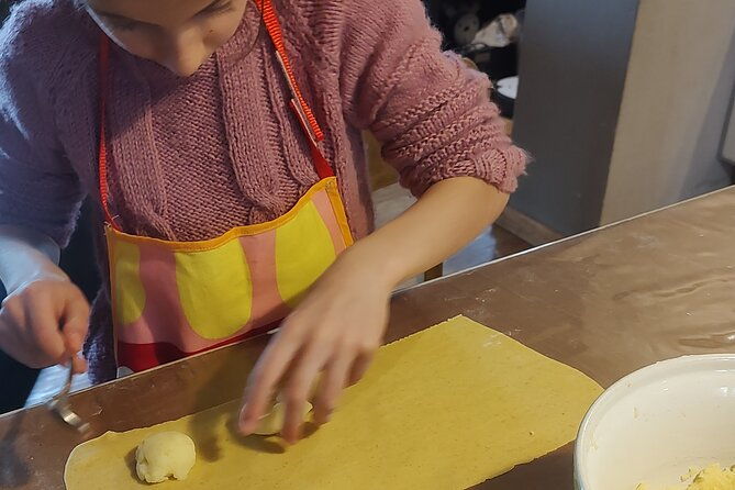 intimate-and-authentic-pasta-lesson-chianti-wine-free-parking