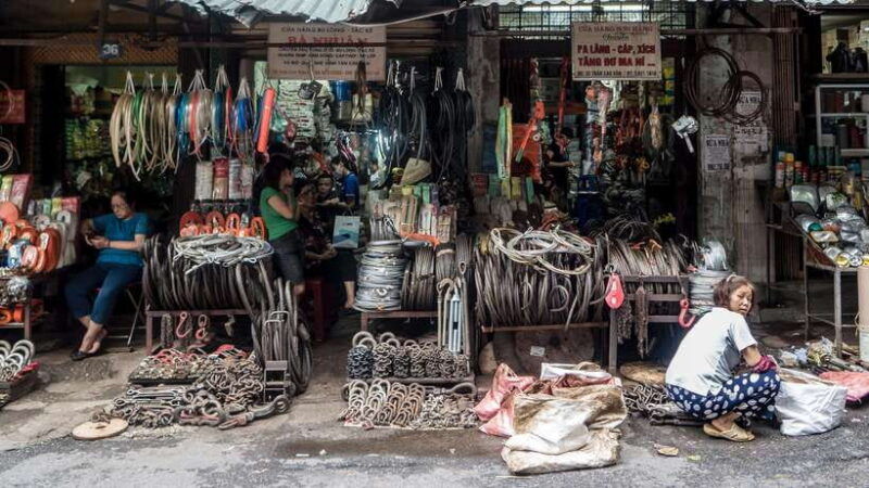 into-the-thieves-market-hanoi-photography-tour