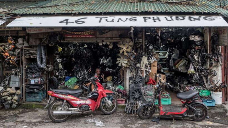 into-the-thieves-market-hanoi-photography-tour