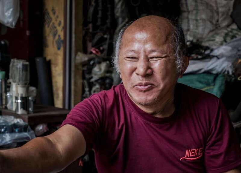 into-the-thieves-market-hanoi-photography-tour