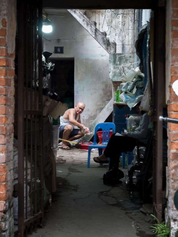 into-the-thieves-market-hanoi-photography-tour