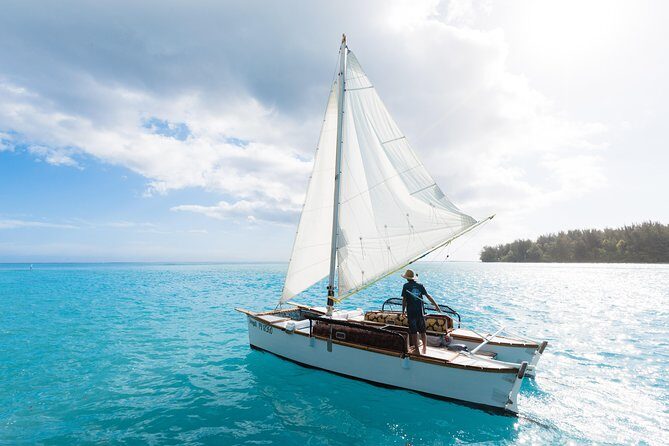 Introduction to sailing and discovering the lagoon - Setting the Scene: The Traditional Polynesian Pirogue
