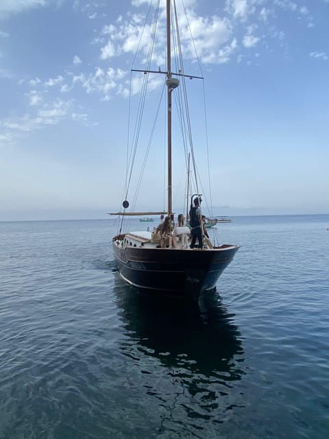 ischia-guided-boat-tour-with-swimming-and-traditional-lunch
