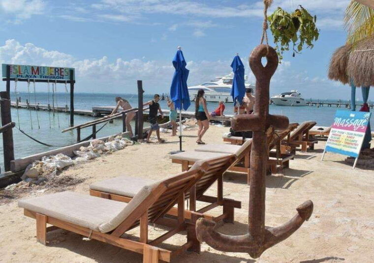 isla-mujeres-catamaran-tour-snorkeling-buffet-and-open-bar