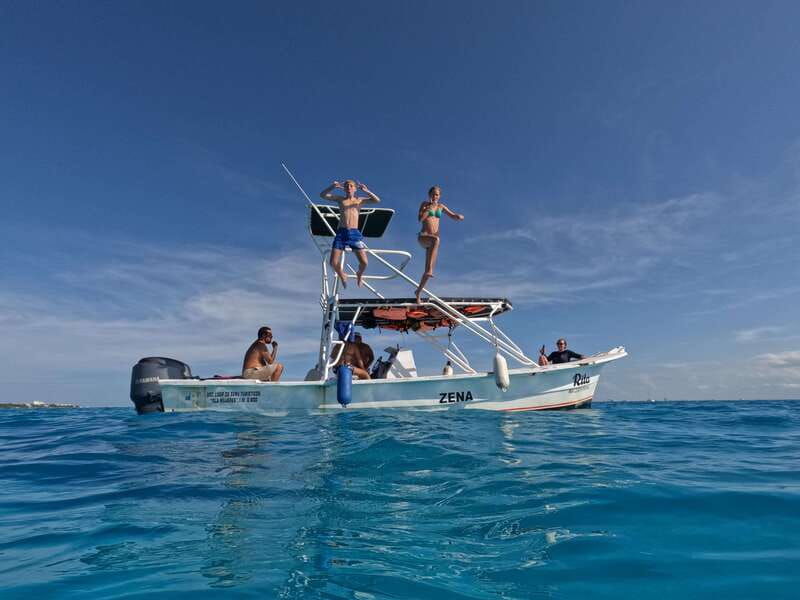 isla-mujeres-snorkeling-in-underwater-museum