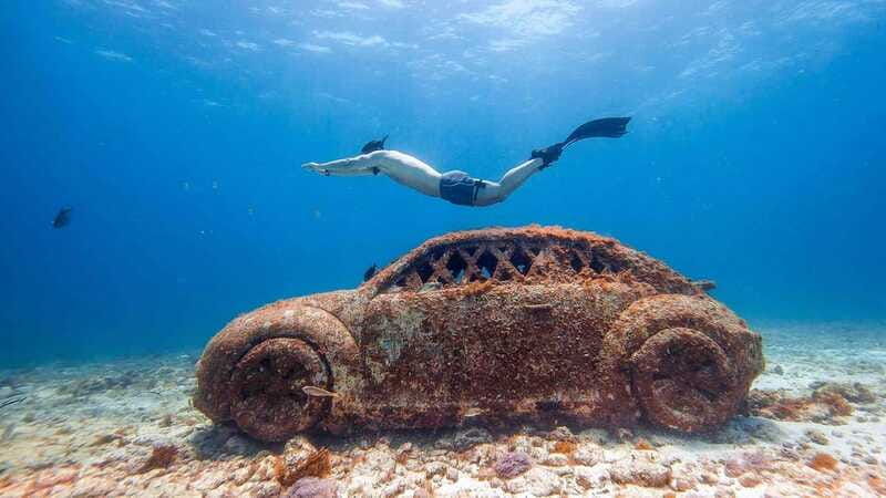 isla-mujeres-snorkeling-in-underwater-museum