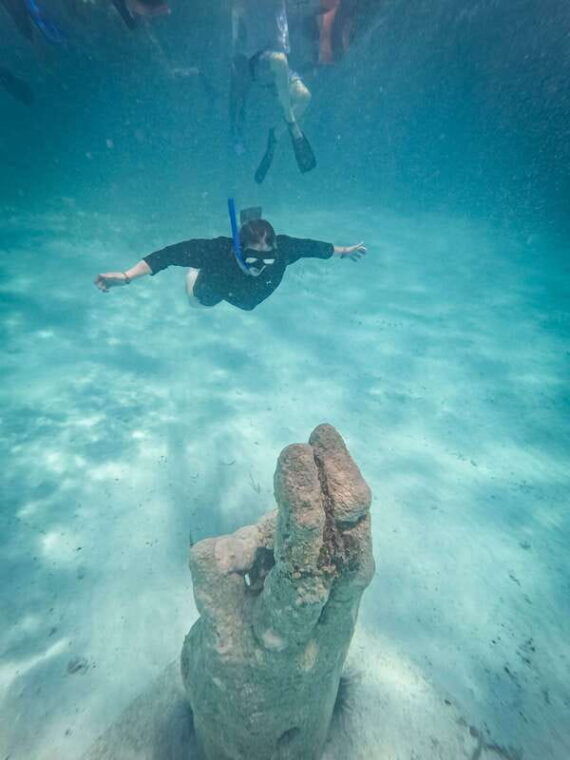 isla-mujeres-snorkeling-in-underwater-museum