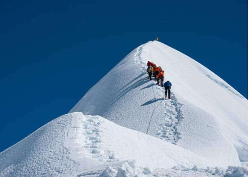 island-peak-climbing-everest-base-camp-18-days
