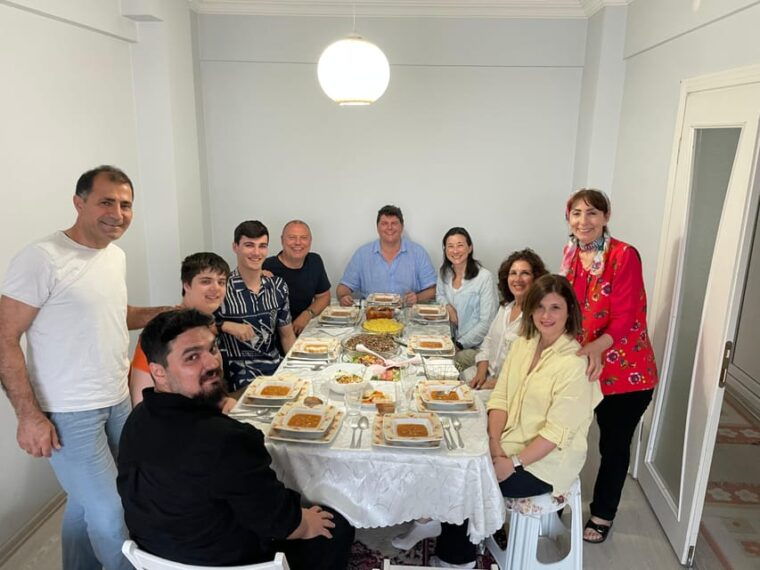 istanbul-authentic-turkish-family-dinner-with-eastern-family