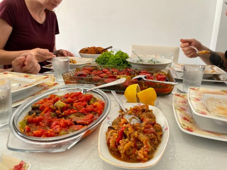 istanbul-authentic-turkish-family-dinner-with-eastern-family