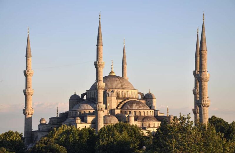 Istanbul: Balat, Blue Mosque, and Hagia Sophia Guided Tour - Detailed Experience Breakdown