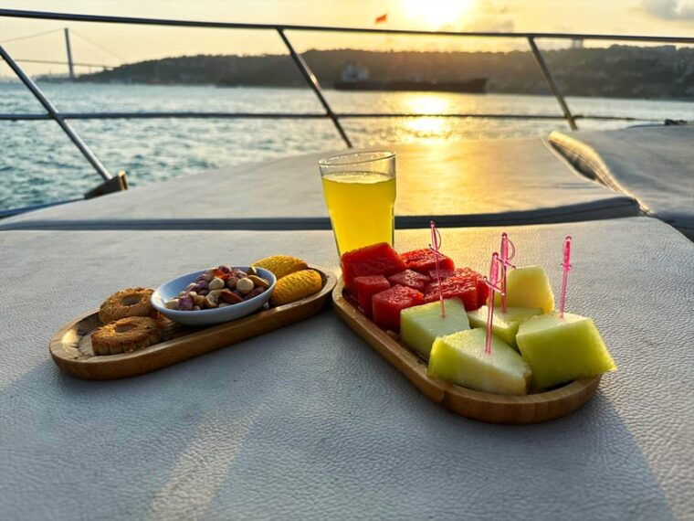 istanbul-bosphorus-and-golden-horn-sunset-yacht-cruise