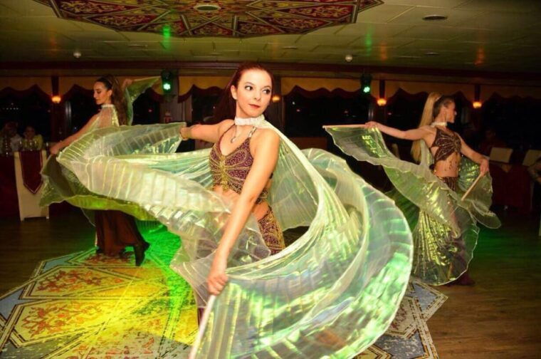 istanbul-bosphorus-dinner-cruise-unlimited-drinks-show