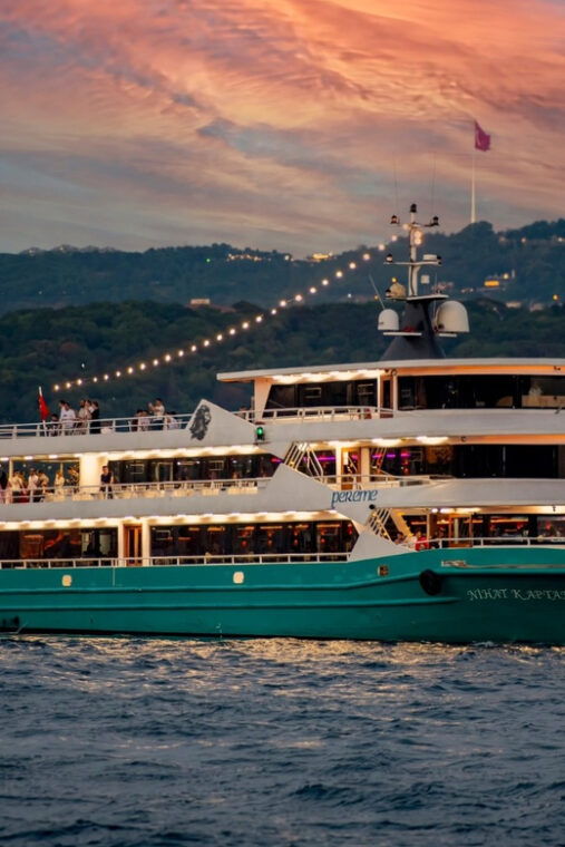 istanbul-bosphorus-dinner-cruise-unlimited-drinks-show