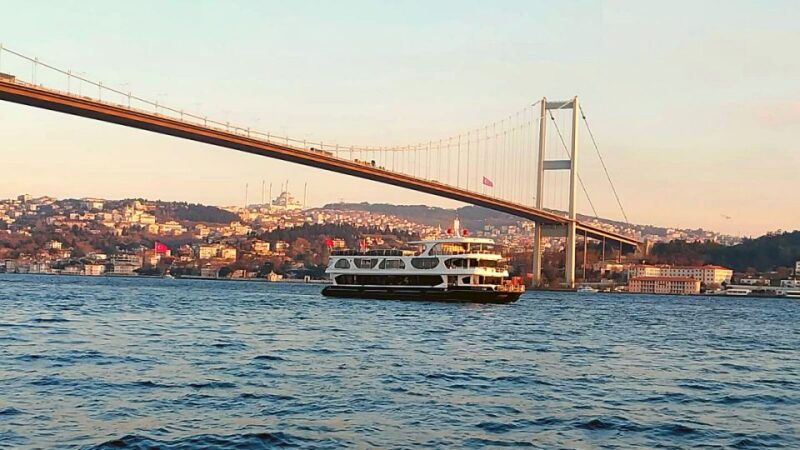 istanbul-bosphorus-dinner-cruise-with-drinks-turkish-show