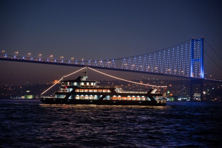 istanbul-bosphorus-dinner-cruise-with-turkish-night-show-2