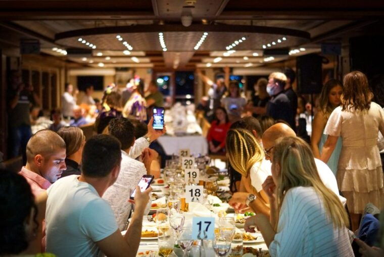 istanbul-bosphorus-dinner-cruise-with-turkish-night-show-2