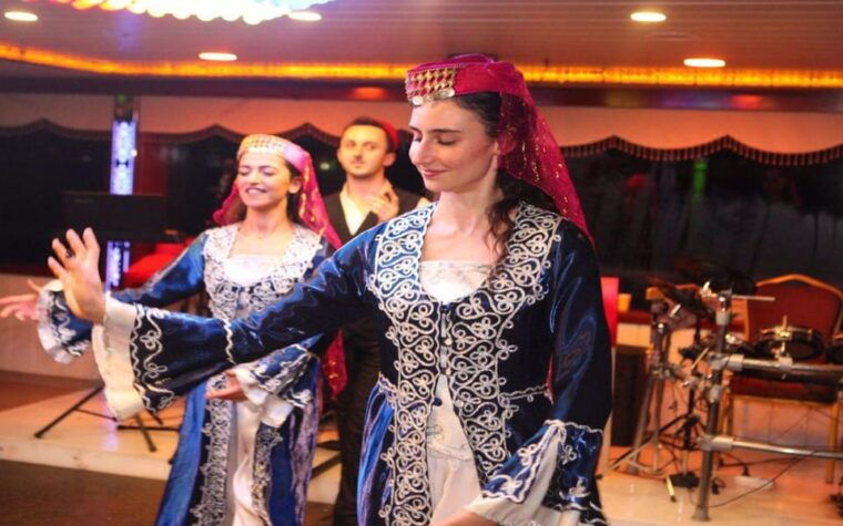 istanbul-bosphorus-evening-dinner-cruise-with-entertainment