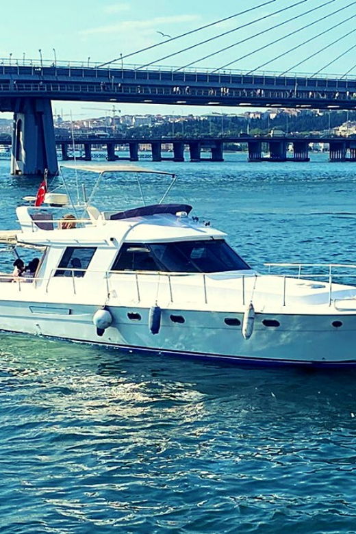 istanbul-bosphorus-private-yacht-cruise-with-tea-and-coffee