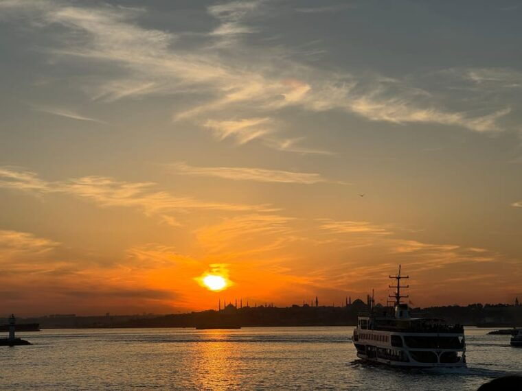 istanbul-bosphorus-river-sunset-yacht-tour-with-commentary