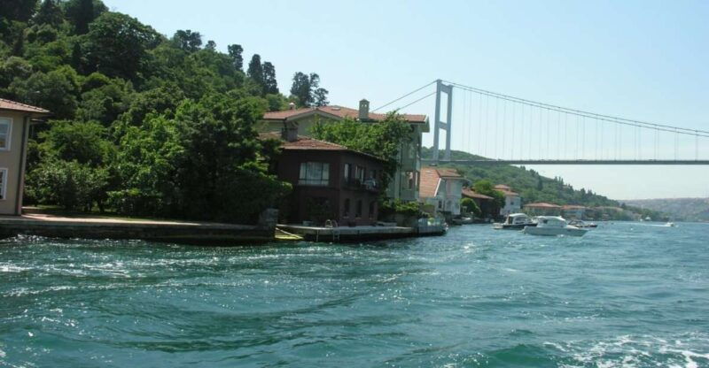 istanbul-bosphorus-sightseeing-boat-tour-with-guide