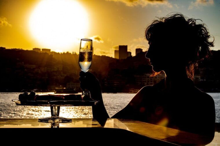 istanbul-bosphorus-sunset-cruise-with-drinks-snack