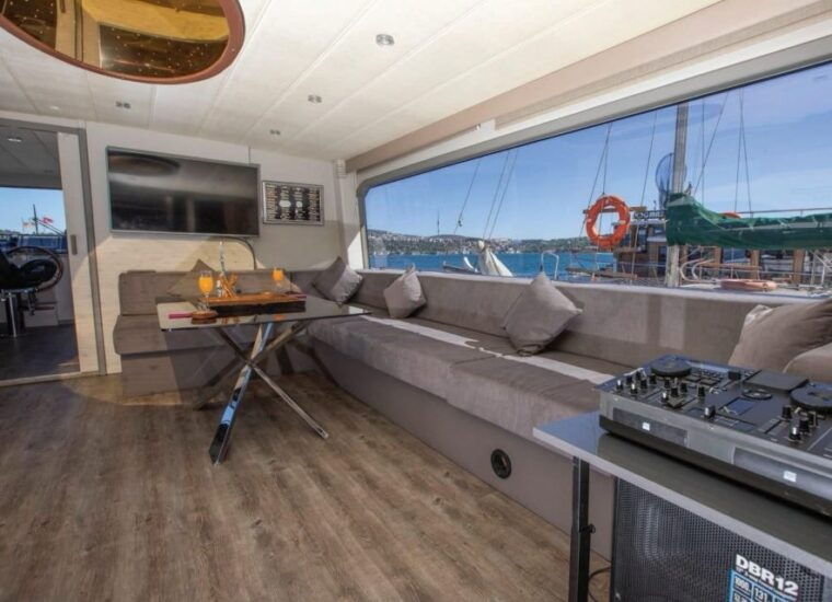 istanbul-bosphorus-sunset-or-night-yacht-cruise